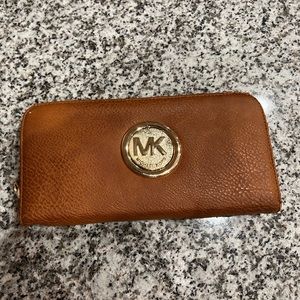 This item has been loved!! Great wallet but it has some wear!!